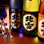 一鳥一炭 - 料理写真:一鳥一炭がこだわった「北雪酒造」の日本酒。醪を機械で搾ることなく、酒袋に入れて吊り下げ、 滴り落ちてきた雫だけを集めたお酒です。 雫酒ならではの、デリシャスな香り、繊細な味、軽い後味をお楽しみください