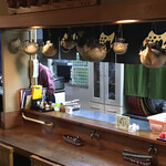 ふぐ料理 生乃弥 - ふぐの並ぶカウンター