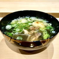 八寸 - スッポンお吸い物～スッポンの脂身と出汁の効いたお吸い物には、コラーゲンたっぷりのスッポン身、九条葱のお餅。この繊細さは絶品。