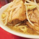 ラーメン二郎 - 豚の厚み