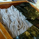 福寿庵 - 海苔をめくると蕎麦がある（当然か！）