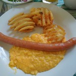 「ディズニーキャラクターブレックファスト」のスクランブルエッグとウインナー