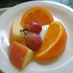 クリスタルパレス レストラン - 「ディズニーキャラクターブレックファスト」のフルーツ