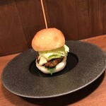 酒肴 新屋敷 - アジフライバーガー。