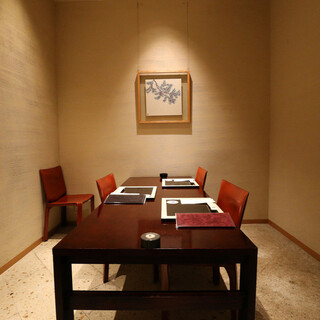 ■土筆（つくし）
      5～7名様のテーブル席。ご接待に最適なゆったりとした個室。