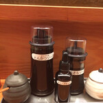 とんかつひなた - カウンター上の調味料