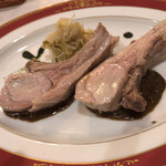 サラマンジェ ド イザシ ワキサカ - バスク産乳飲み仔豚のポシェ 黒オリーブのソース