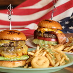 3Rings - 料理写真:ダブルチーズバーガー＆マウンテンハイ