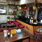 おけさ飯店 - 店内 カウンター席・テーブル席