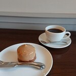 Patisserie JUN UJITA - タルトカフェ。珈琲の柔らかいムースに塩キャラメルとクルミのタルト。一番人気とか。持ち歩きは30分以内とある。イートイン席が空いていて良かった。