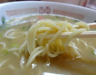 ラーメン専門店 藤原来々軒 - 中太麺。弾力のある柔らか麺。これぞ佐伯（割り切って食べましょう）。