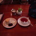 ブンブン紅茶店 - スコーンと紅茶