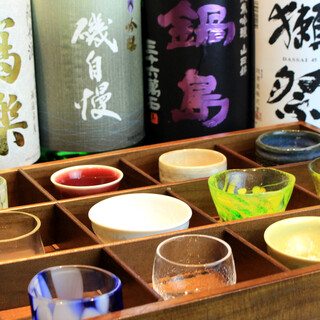 人気銘柄・季節の美酒が並ぶ。日本酒で一献傾ける至福のひと時