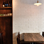 Asu a VIVANT - 壁とテーブル、照明イメージ