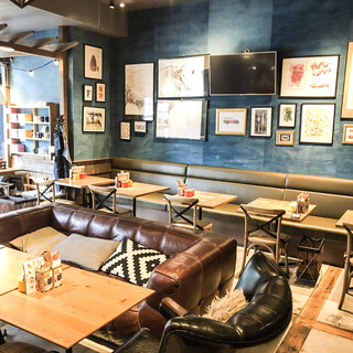 "Cozy Sofa Seating Available! Perfect for Enjoying a Night Cafe♪"