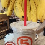 maru5deli Hiroshima T-Site Ten - 「黑芝麻與黃豆粉的冰沙（常規尺寸）@486日圓（含稅）」加入香蕉後，黑芝麻與黃豆粉的冰沙就完成了。