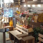 maru5deli Hiroshima T-Site Ten - 心中決定「與店長對視時就要買」，經過「マルゴデリ 廣島T-SITE店（maru5deli）」的店前。