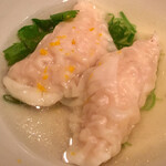 オオクサ - 京地鶏を叩いて作ってある雲呑スープ　出しがまた美味しい