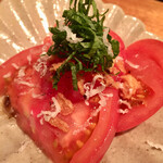 オオクサ - 完熟トマトサラダ　バジルとパルミジャーノがポイントです