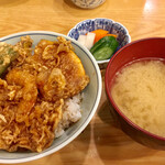 天扶良まるやま - 締めの天丼　天ダネサービスで追加してくれました　お新香と御御御付けがセットです