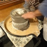 吟八亭 やざ和 - この石臼でそばを挽いているそうです。