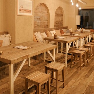 《南国ビーチリゾートを彷彿》こだわりの店内はすべて自社施工