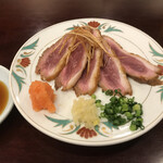 Momiji gawa - 薬味は左からもみじおろし、生ニンニク、ネギ。あと鴨肉の下にも大麦のような薬味が敷かれていました。