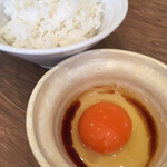 Niboshi Ramen Kogarasumaru - 卵かけごはん