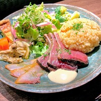 ビストロ ハマイフ - カツオは醤油ベースで下味を付けてさらにアイオリソースを添えて。「鰹のタタキ」感覚で食べても違和感が無いのにちゃんと「フレンチ」として成立してる絶妙のバランス感