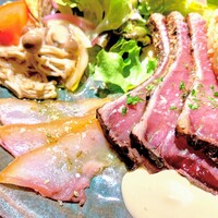 ビストロ ハマイフ - メダイはスモークしてあって、いわゆる「燻製カルパッチョ」。豊かな薫りが楽しめて、プレートの中で重要なアクセントになっていました。