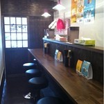 麺屋 天孫降臨 - 全席終日禁煙、冷房完備で快適な店内