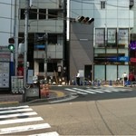 四宮軒 - 高架下のパチンコ店でるでるから写したお店。信号渡って不動産屋を越えた突き当たりのビル。