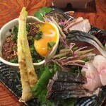 さば銀 - 鯖尽くしは、生サバ、〆サバ、炙り〆サバに胡麻鯖。島根産の炙り鰤やキツネメバル、島らっきょうなども盛られた豪華な一皿。
