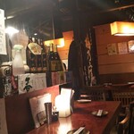 さば銀 - 木の温もりの店内は落ち着きます。