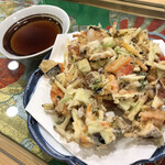 すしと天ぷら とろ一 - おたのしみかき揚げ７８０円。野菜たっぷりのかき揚げです。さっくりとシットリが同居して、海老のプリプリもあり、とても美味しくいただきました（╹◡╹）