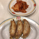 餃子の王将 - キムチ１５０円、ジャストサイズ餃子１３０円。餃子は一人前にすれば良かった。。。オーソドックスな味わいですが、とても美味しい餃子です（╹◡╹）