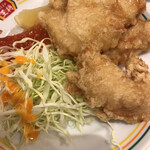 餃子の王将 - ジャストサイズ鶏の唐揚げ３００円。脂がほとんどない部位の唐揚げです。揚げたての唐揚げは、食欲を増進させますね(^｡^)。されなくてもありますが（笑）