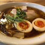 自家製麺 うろた - 醤油の純鶏ソバ(味玉つき900円)