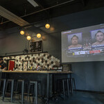 Setting Sun Sake Brewing Co. - 大相撲のビデオが流されていました。