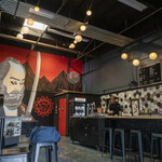 Setting Sun Sake Brewing Co. - 店内風景。右カウンターに日本酒tapがあります。左ガラスケースは商品ケース。