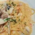 イタリア料理 小西屋 - きのこや蟹の程よい旨味が溶け込むクリームソース、きのこもゴロゴロ具沢山