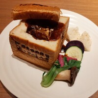 楽食倶楽部 裏小路牛肉店 - 器まで味わう角食ランチ、メインは特選ビーフシチュー1,738円
