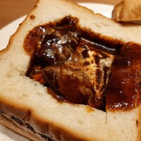 楽食倶楽部 裏小路牛肉店 - じっくり煮込んだ柔らかな牛肉がゴロリ！お肉のエキスを凝縮したような、濃厚な旨味のビーフシチュー