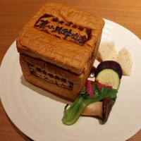楽食倶楽部 裏小路牛肉店 - ミニサイズの角食パンが丸ごとドーン！屋号の焼き印が入った角食の中には、とろとろのビーフシチューがたっぷり