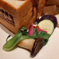 楽食倶楽部 裏小路牛肉店 - くり抜いたパンの中身の他、エリンギや紫芋、グリルしたズッキーニもビーフシチューに合う！