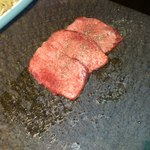 焼肉 いたみ 学芸大学店 - 上タン塩、他店よりもやや厚切り