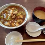 そば所 よし田  - カレー丼  お味噌汁と香の物が付いてました