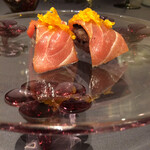 プレゼンテ スギ - 大間の鮪 赤酢のシャリトリュフを挟んで卵の黄身の唐墨風