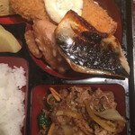 籠りや - 鮭フライ、鶏唐、鯖塩、焼肉と盛りだくさん