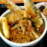 Miukou Sanroku Chokubai Senta To Mato - 野菜天丼です、かぼちゃ、レンコン、かき揚げ、エビかなっと思ったらちくわでした